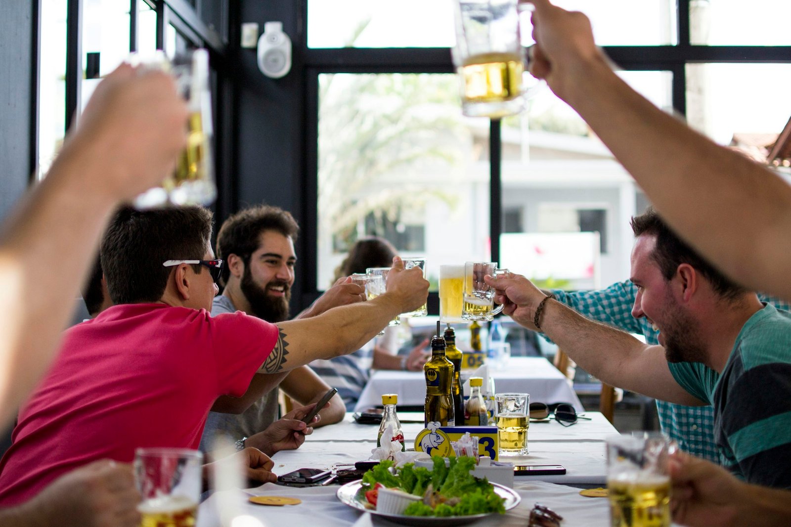 Des amis trinquent autour d’une grande table