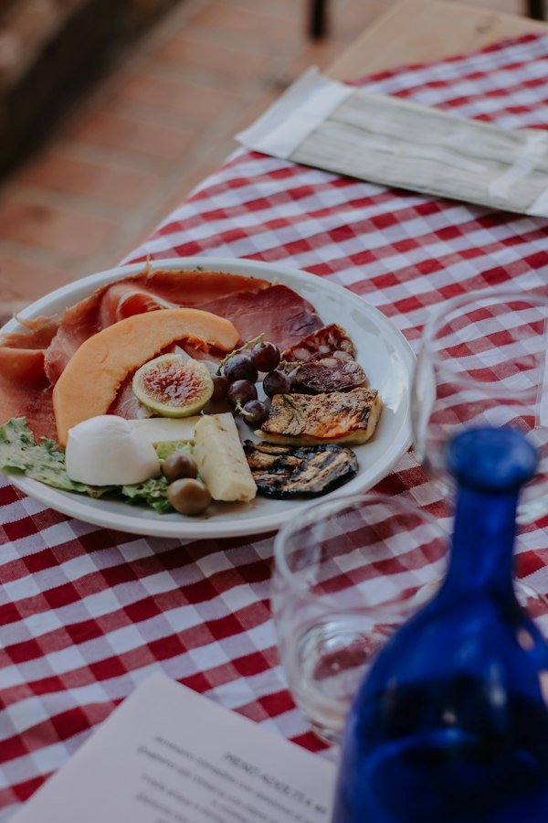 Assiette de charcuterie sur nappe à carreaux