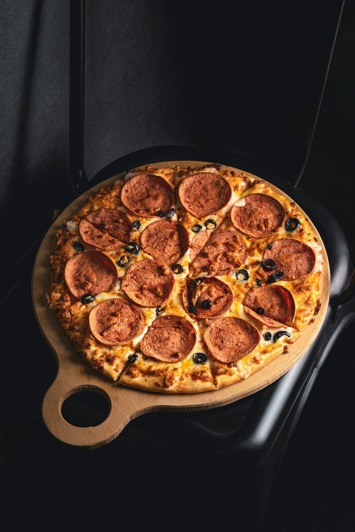 Pizza au chorizo sur fond sombre