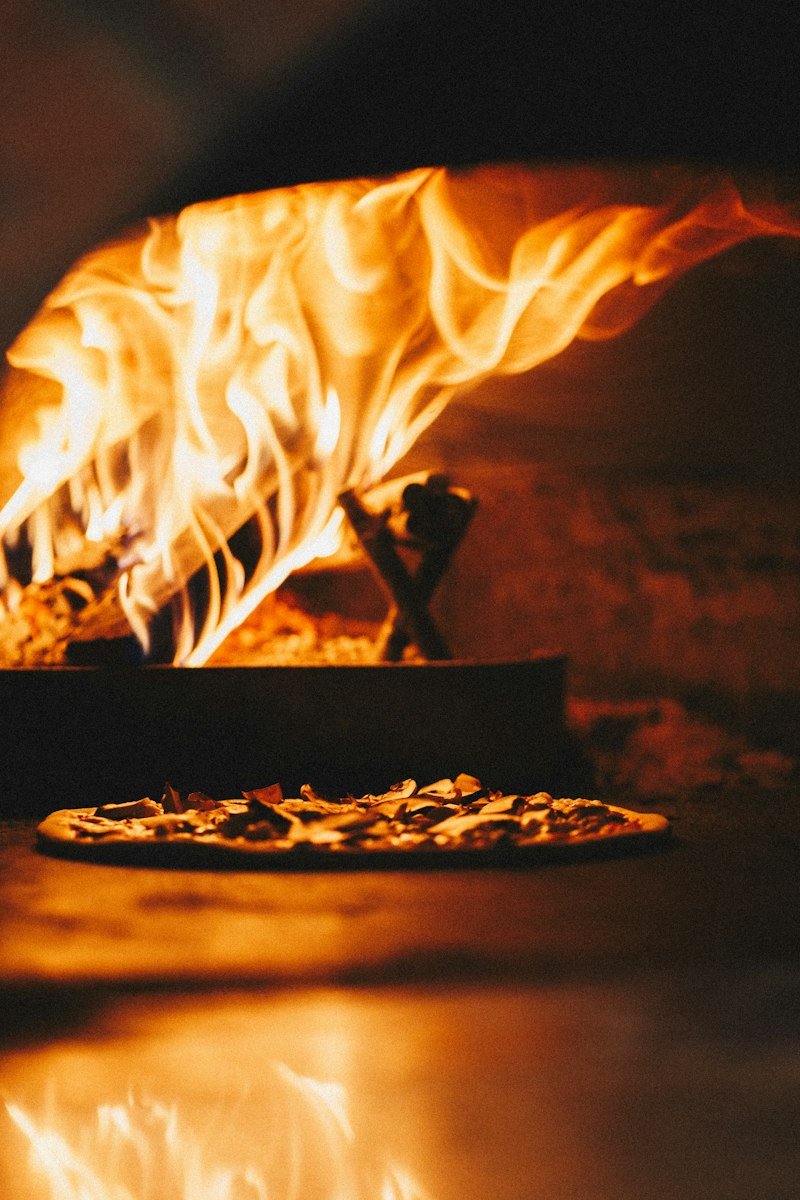 Pizza devant les flammes du four