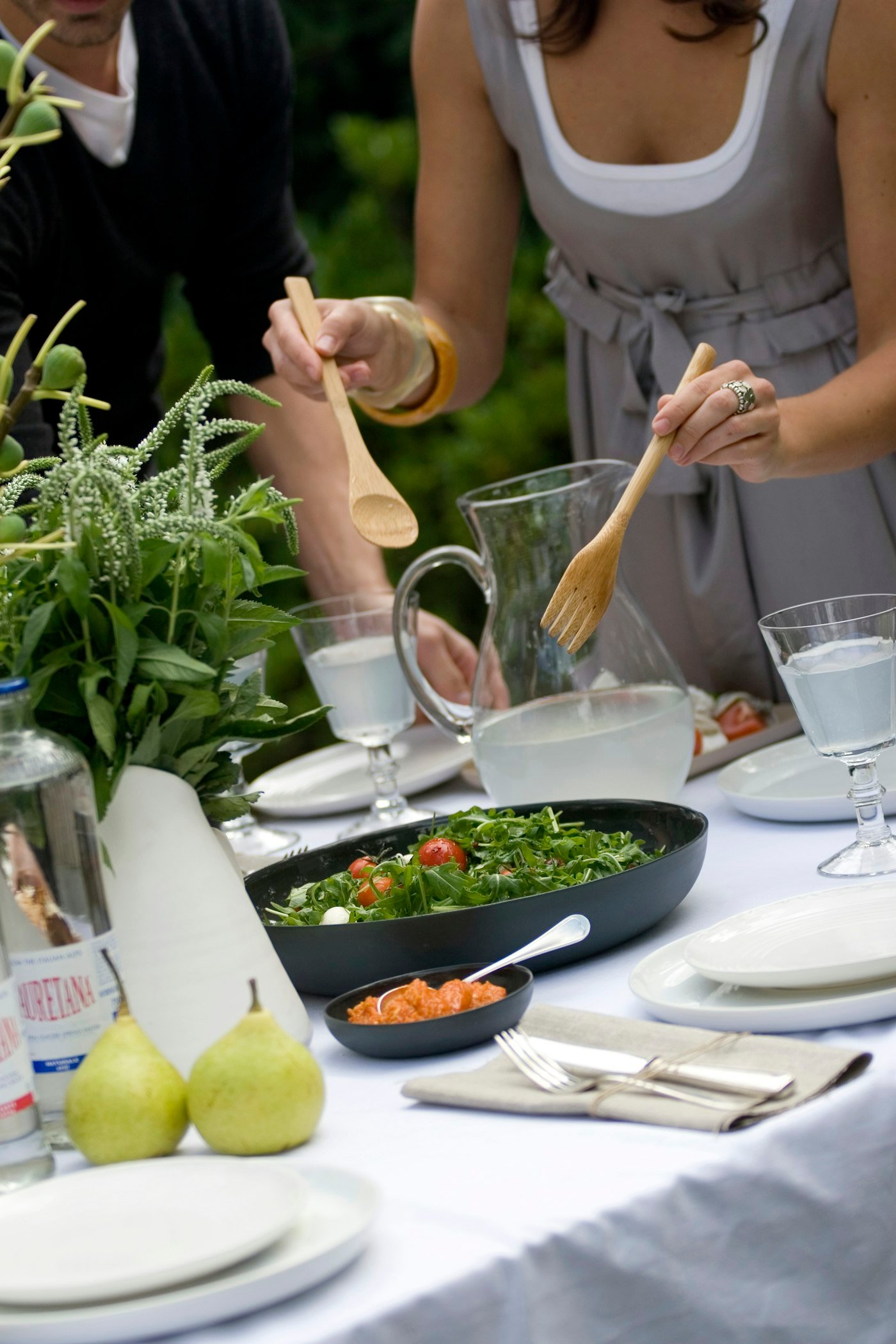Repas de famille autour d’une table dressée