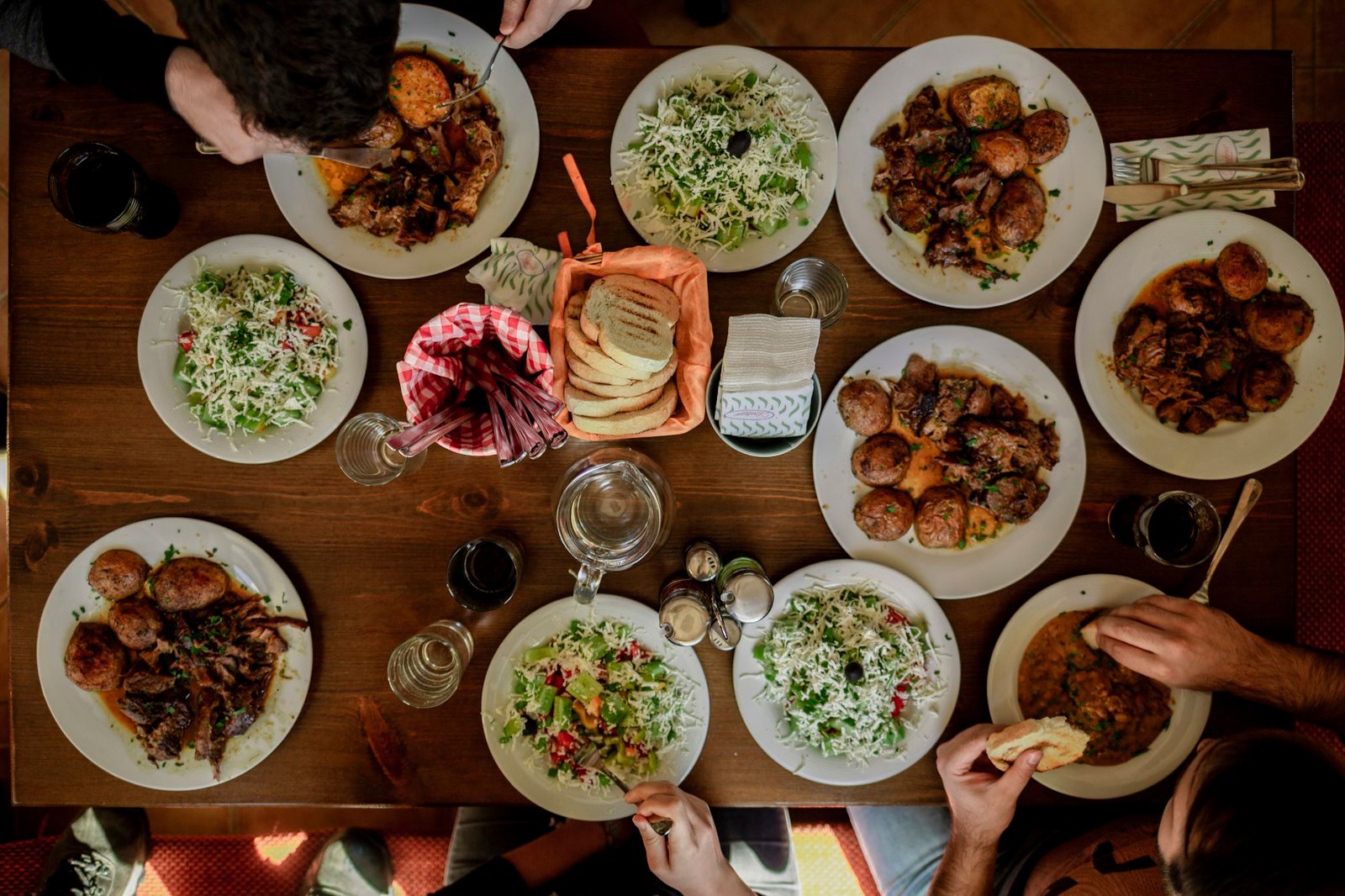 Table garnie de plats vus du dessus