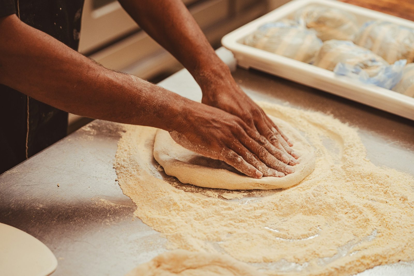 Pizzaiolo étalant la pâte à pizza