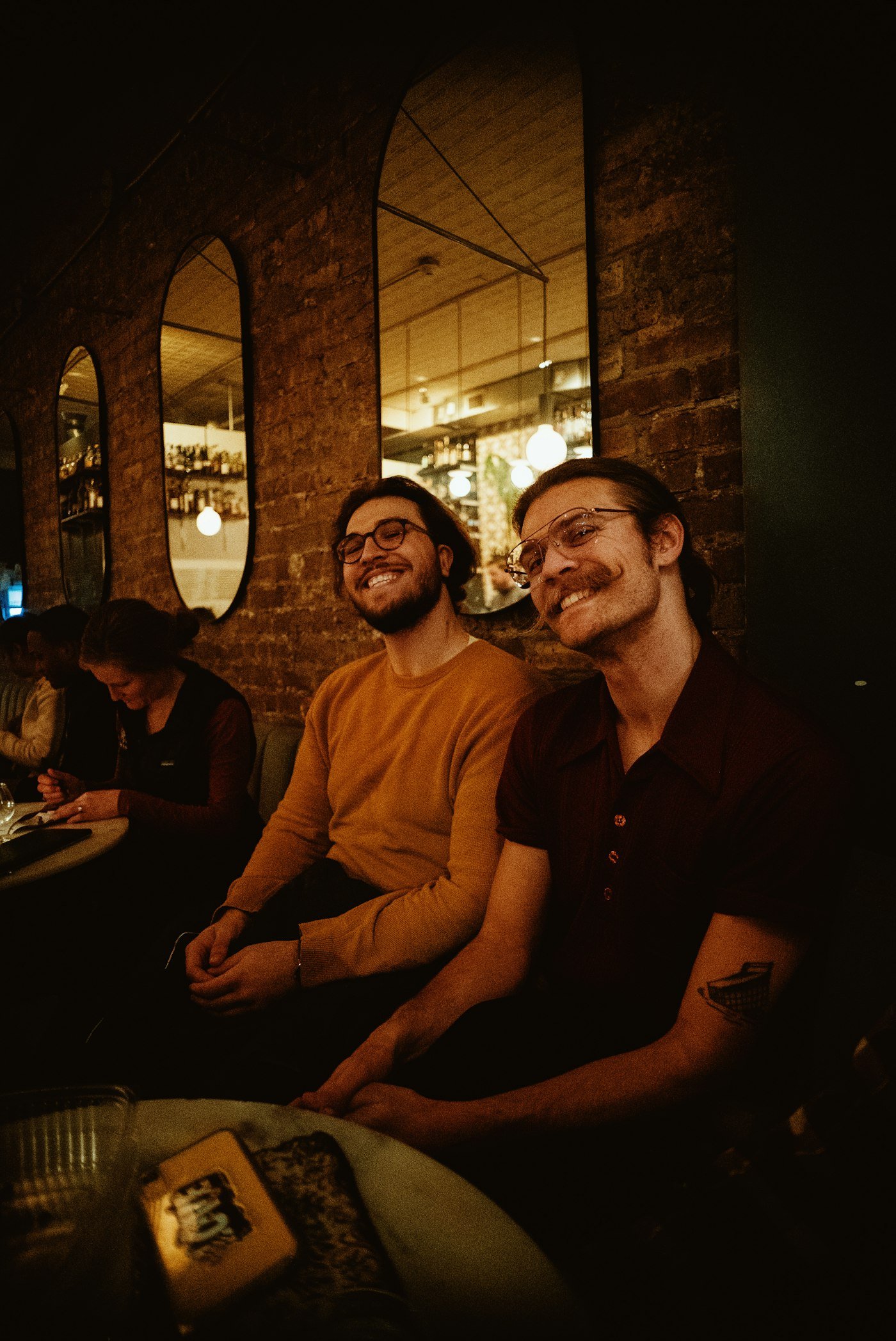 Amis réunis dans un bar le soir