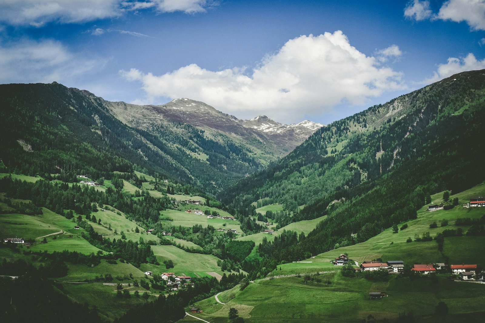Vallée verdoyante des Pyrénées ariégeoises