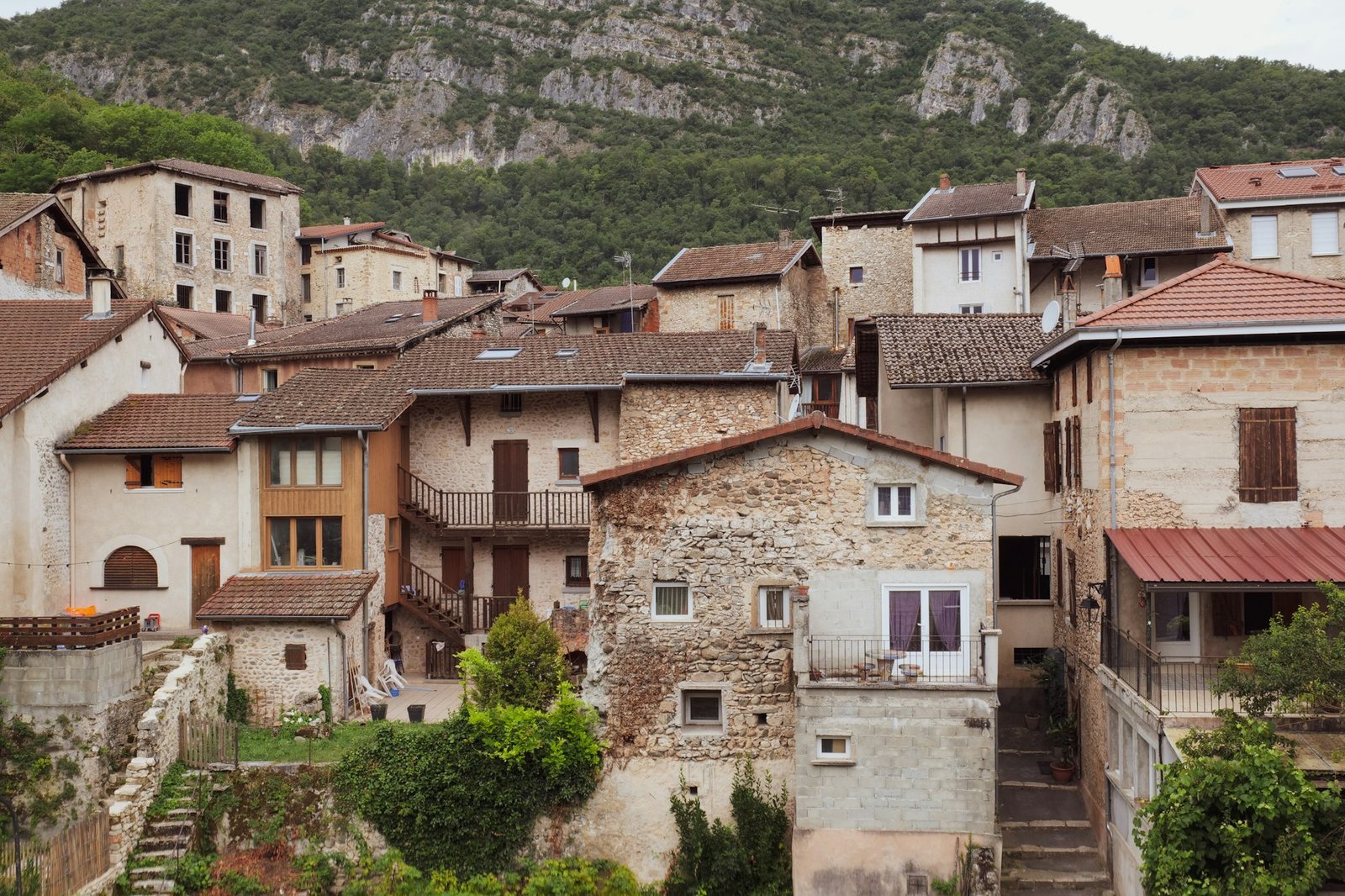 Village de montagne aux maisons de pierre