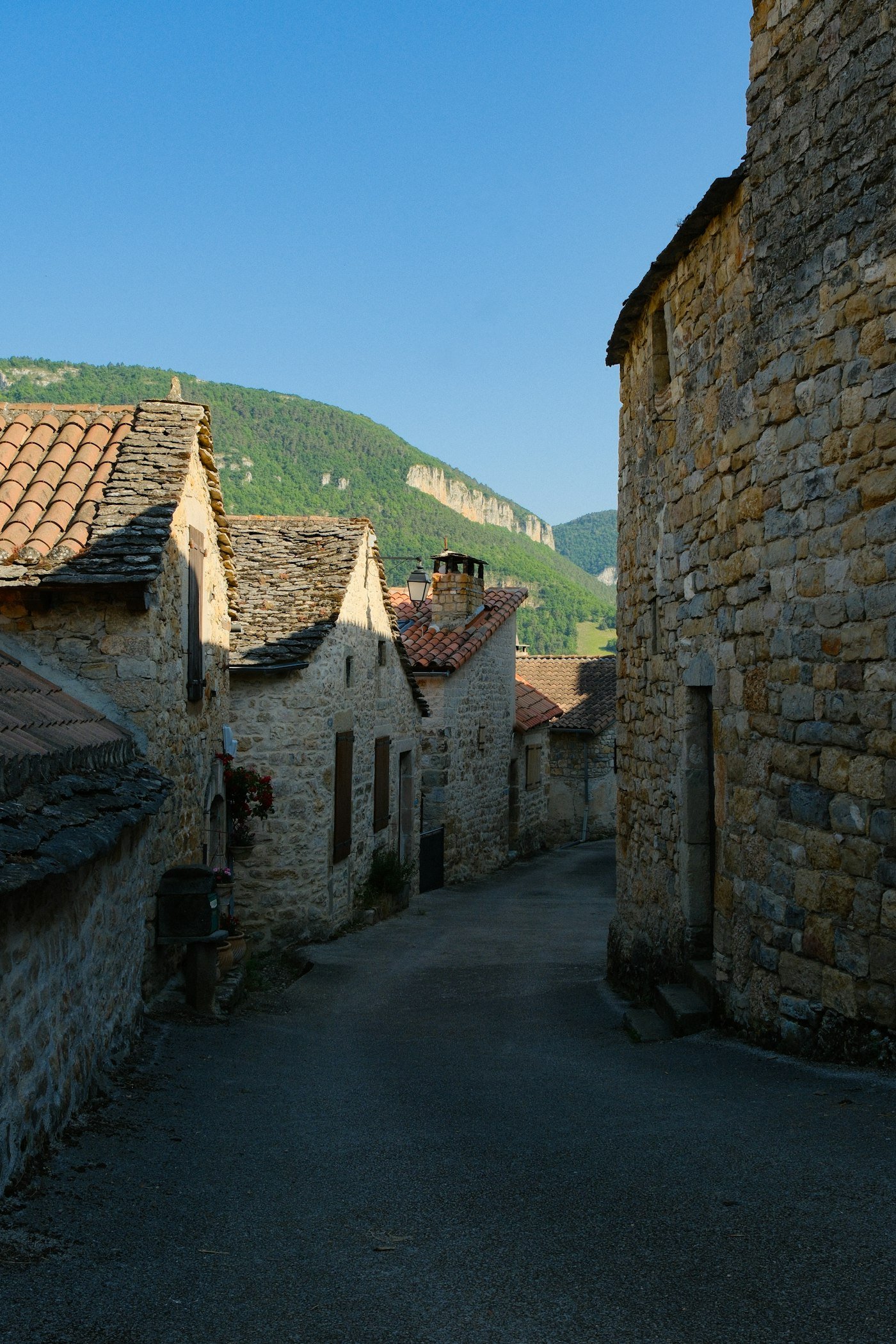 Village de montagne aux maisons de pierre
